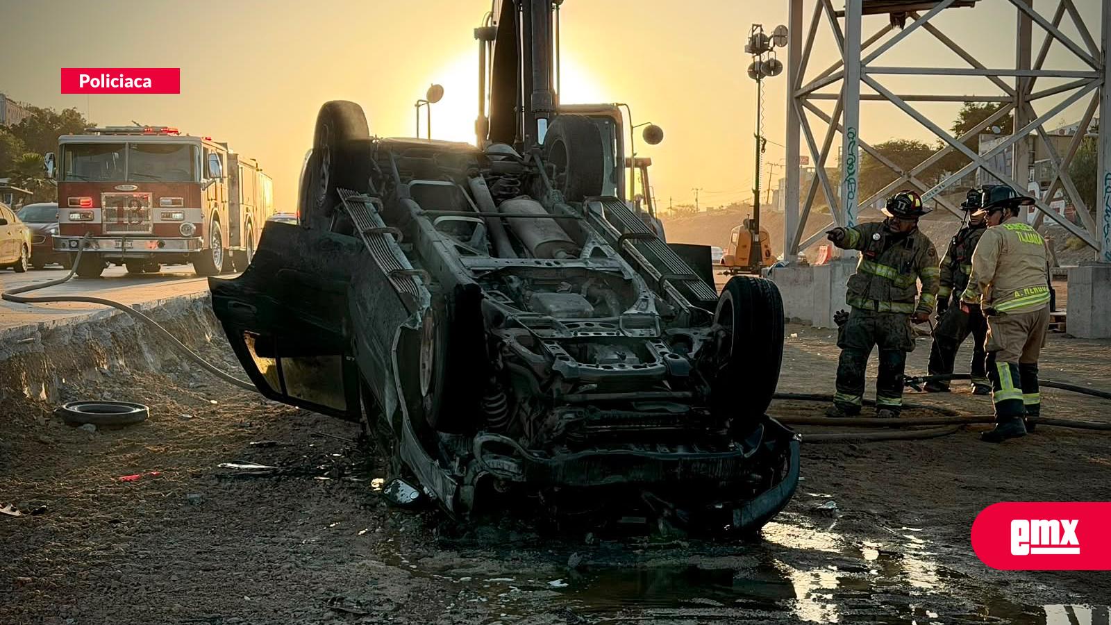 EMX-Camioneta-vuelca-y-se-incendia-en-bulevar-2000;-conductor-es-detenido