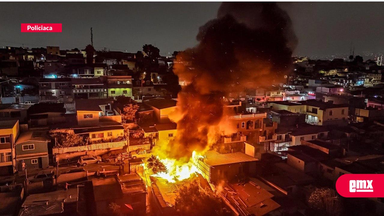 EMX-Incendio-consume-vivienda-de-madera-en-la-colonia-Postal