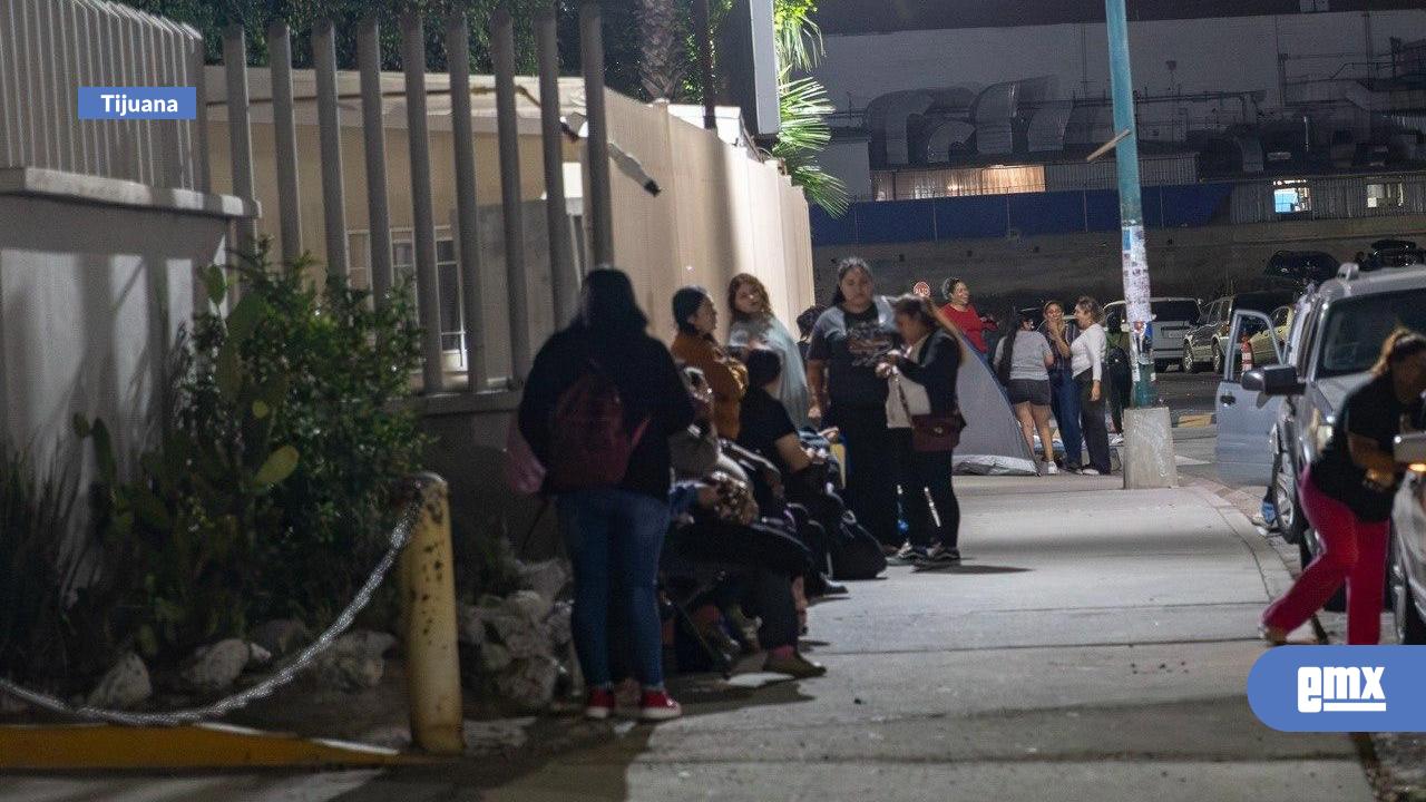 EMX-Largas-filas-durante-la-madrugada-por-registro-de-la-Tarjeta-Violeta-en-Tijuana