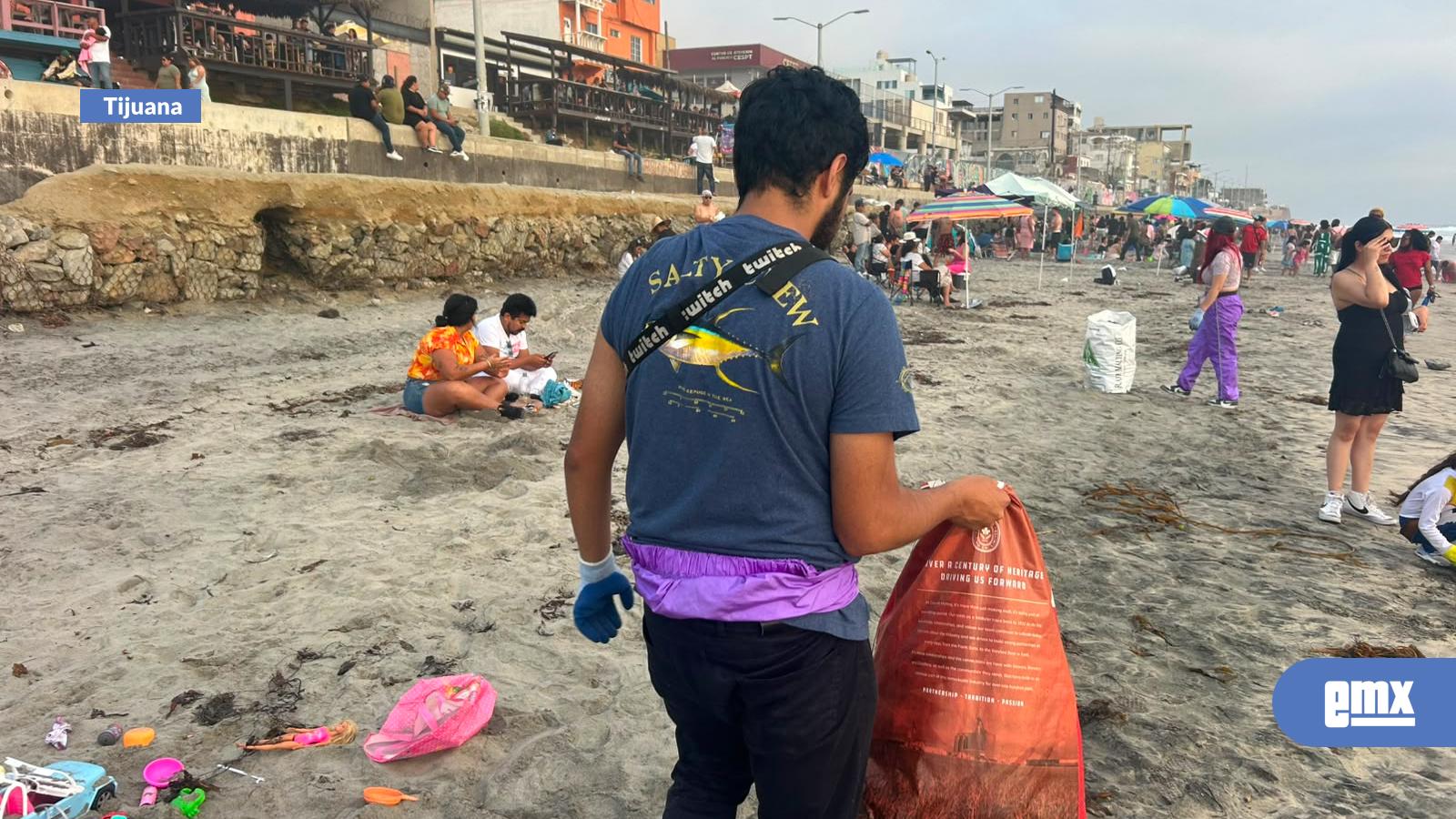 EMX-Con-2-meses-viviendo-en-Tijuana,-Edder-limpia-la-playa-de-la-ciudad