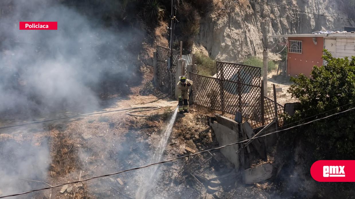 EMX-Incendio-de-pastizal-sobre-blvr.-Rosas-Magallón;-bomberos-evitan-que-el-fuego-alcanzara-una-vivienda