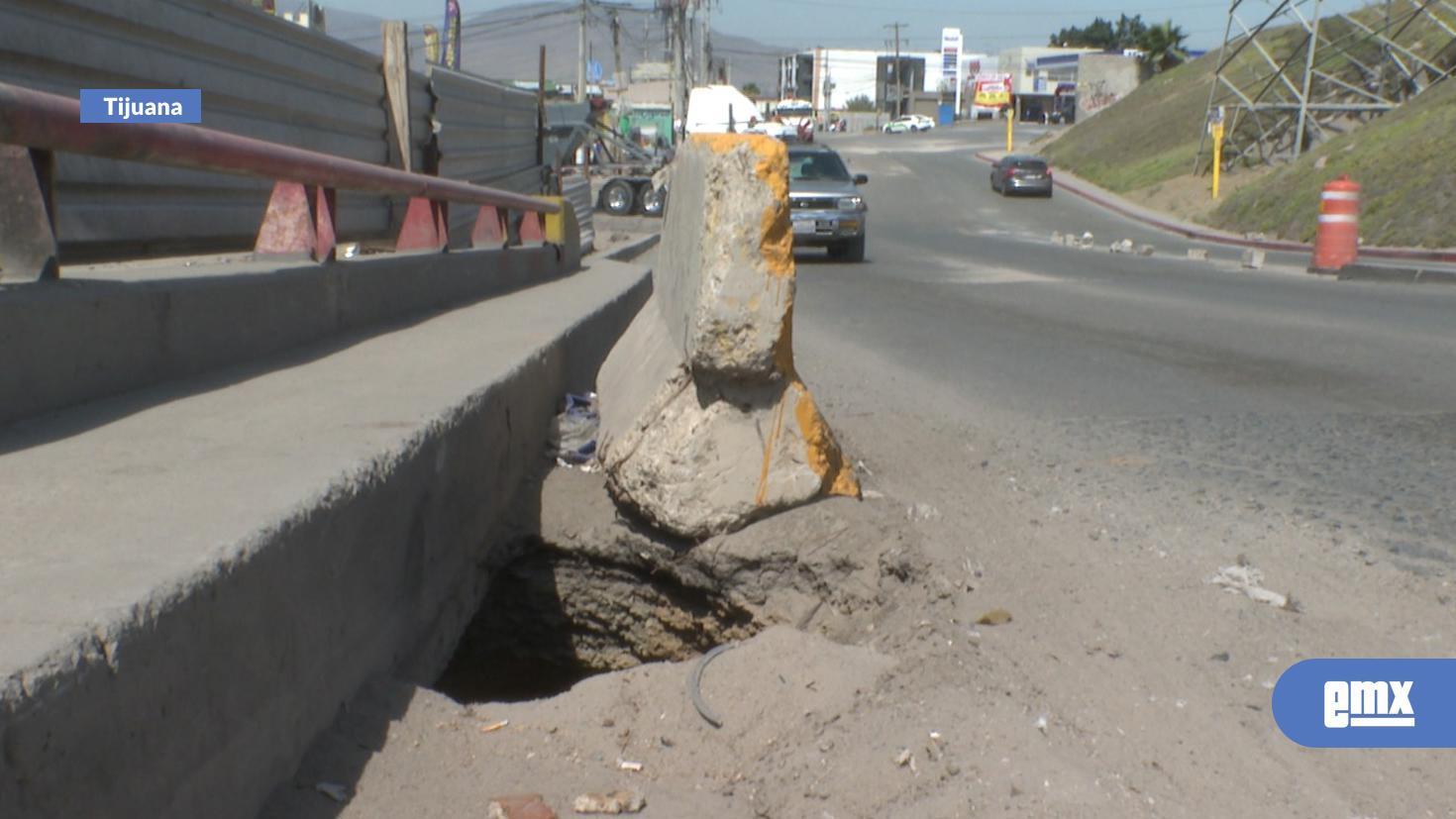 EMX-Continúa crecimiento de socavón en puente de Terrazas del Valle