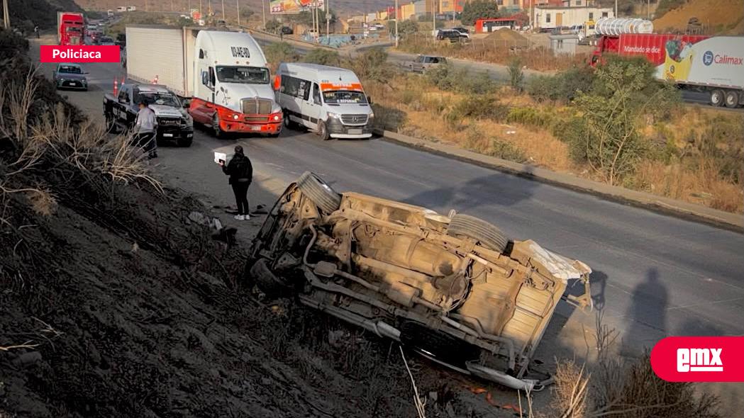 EMX-Choque-entre-pickup-y-transporte-público-termina-en-volcadura-sobre-el-bulevar-2000
