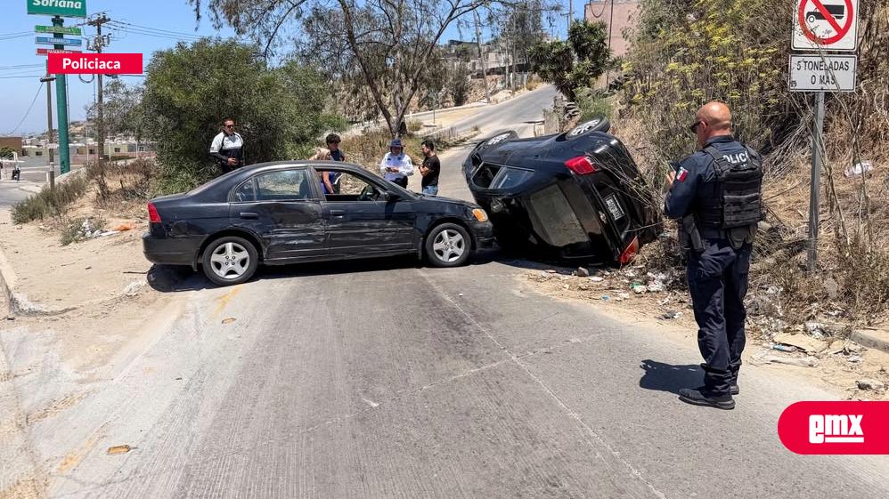 EMX-Choque-y-volcadura-en-el-libramiento-Rosas-Magallón;-conductores-resultan-ilesos