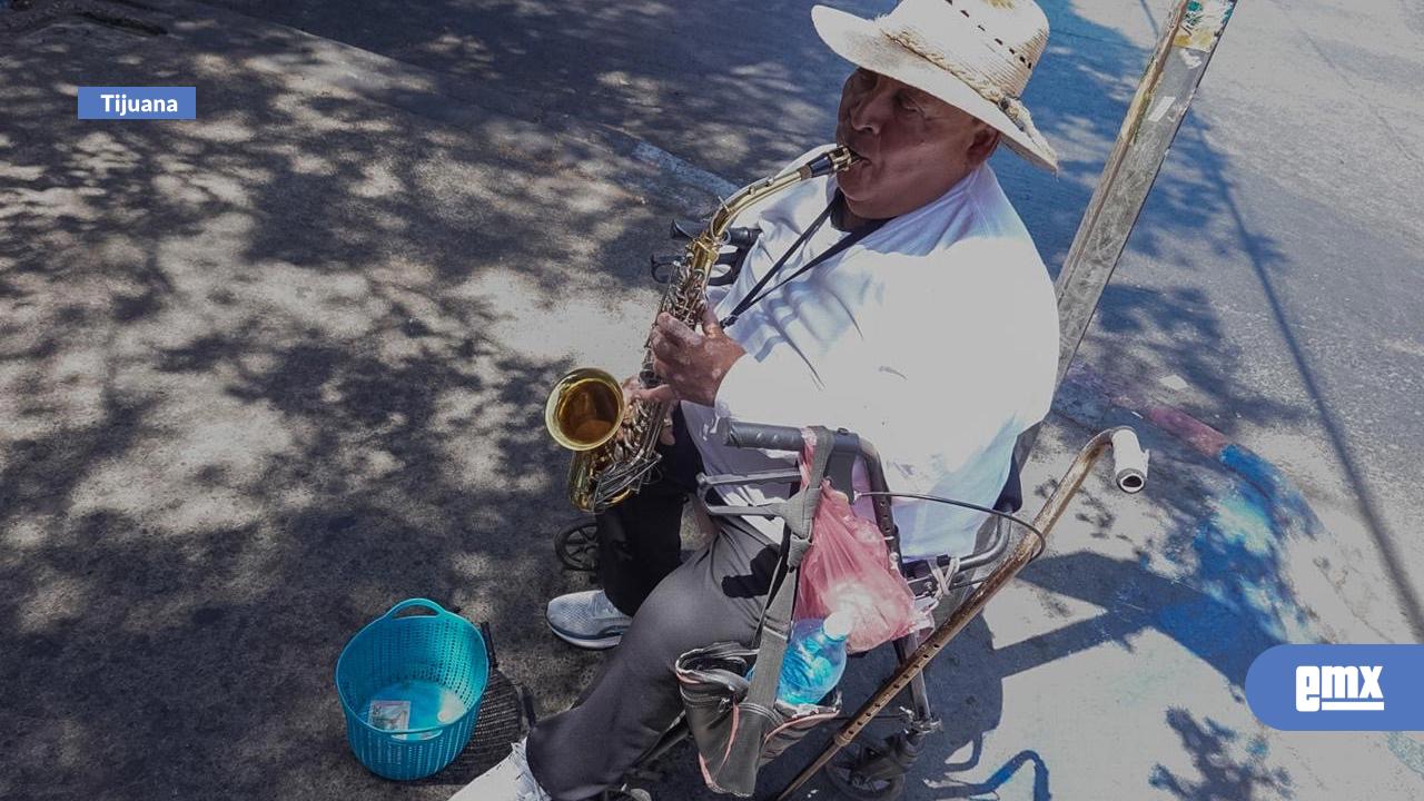EMX-Adulto-mayor-con-discapacidad-encuentra-en-la-música-su-sustento-diario-en-el-Centro-de-Tijuana