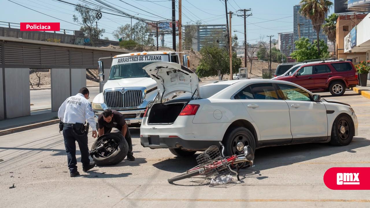 EMX-Adulto-mayor-en-bicicleta-es-embestido-por-automóvil-sin-placas;-resulta-gravemente-herido