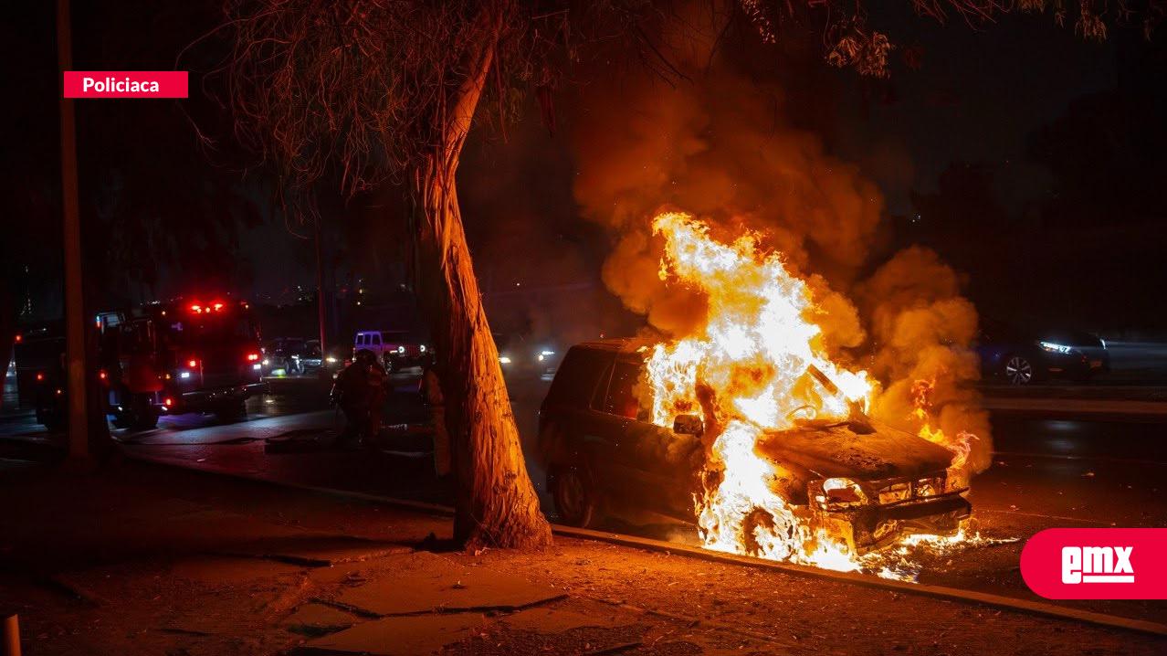 EMX-Se-incendia-automóvil-sobre-la-Vía-Rápida-Oriente,-en-las-inmediaciones-de-la-Ready-Lane