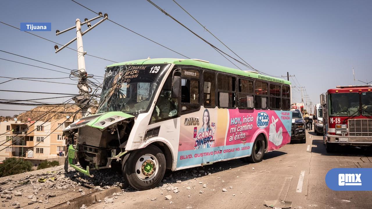 EMX-Choca-transporte-público-en-Natura;-derriba-poste-de-la-CFE-y-deja-sin-electricidad-a-vecinos-de-Vistas-del-Sol