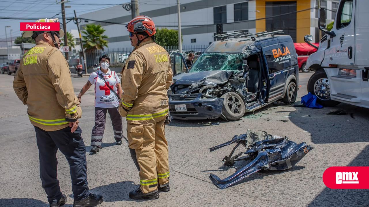 EMX-Joven-queda-prensado-tras-chocar-contra-un-tráiler-en-el-bulevar-Bellas-Artes
