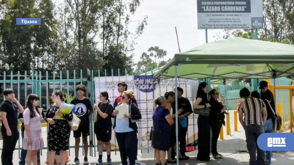 EMX-Entre-filas-padres-de-familia-buscan--espacio-en-preparatorias