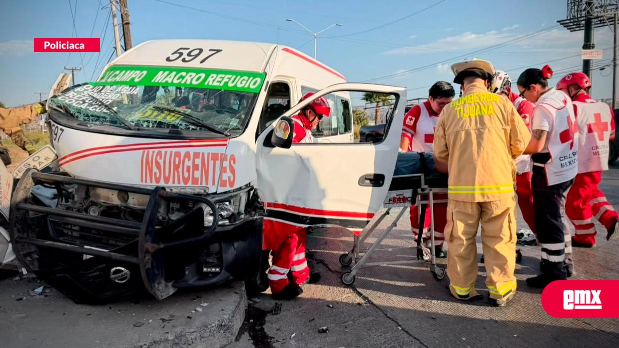 EMX-Mujer-queda-prensada-tras-choque-entre-taxi-de-ruta-y-Nissan-en-el-bulevar-Insurgentes