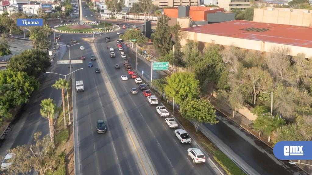 EMX-Filas-en-la-garita-de-San-Ysidro-esta-mañana