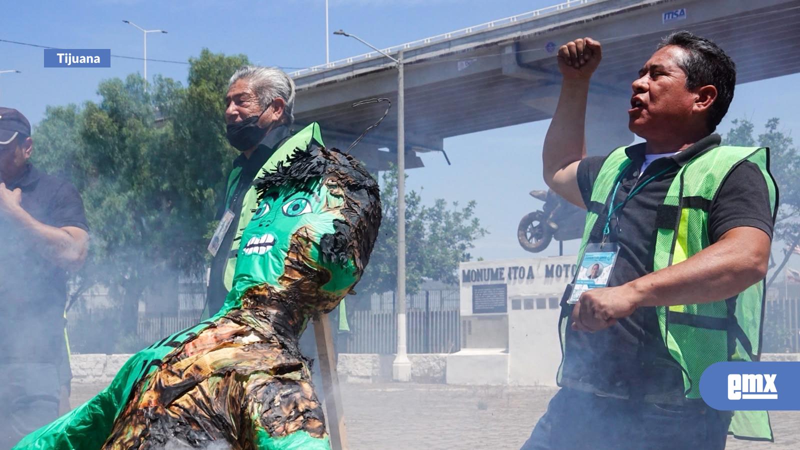 EMX-Queman-piñatas-de-ICE-en-protesta-contra-las-redadas-y-deportaciones