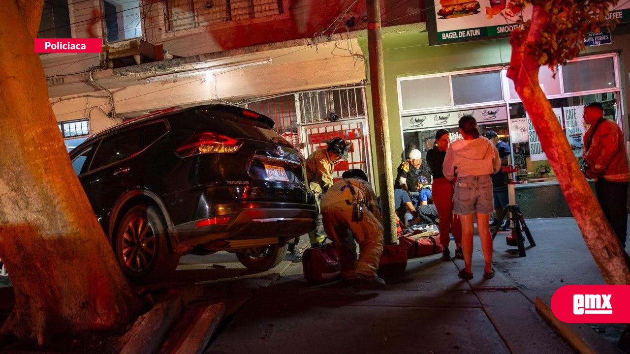 EMX-Vehículo-atropella-a-tres-personas-tras-impactarse-contra-una-estética-en-Zona-Centro