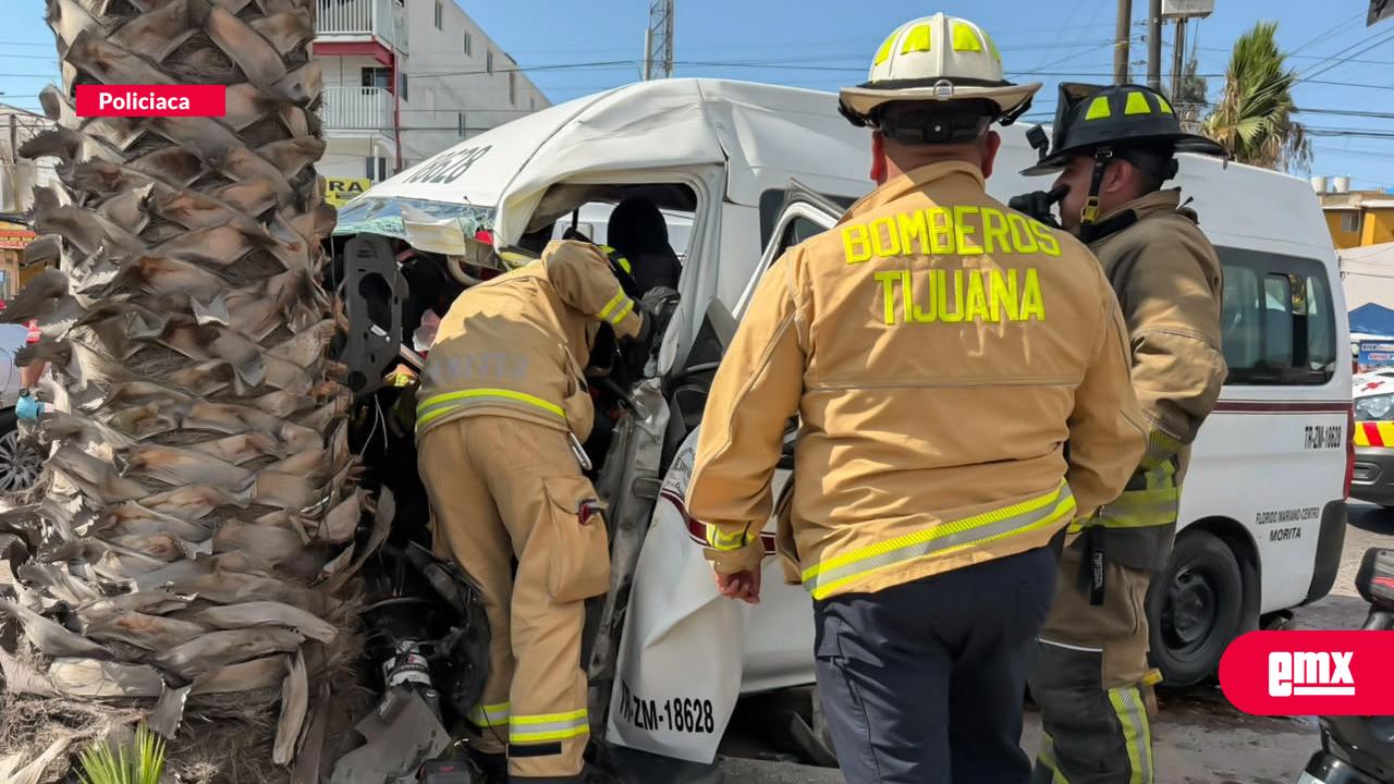 EMX-Fuerte-choque-deja-a-dos-personas-atrapadas-en-taxi-de-ruta
