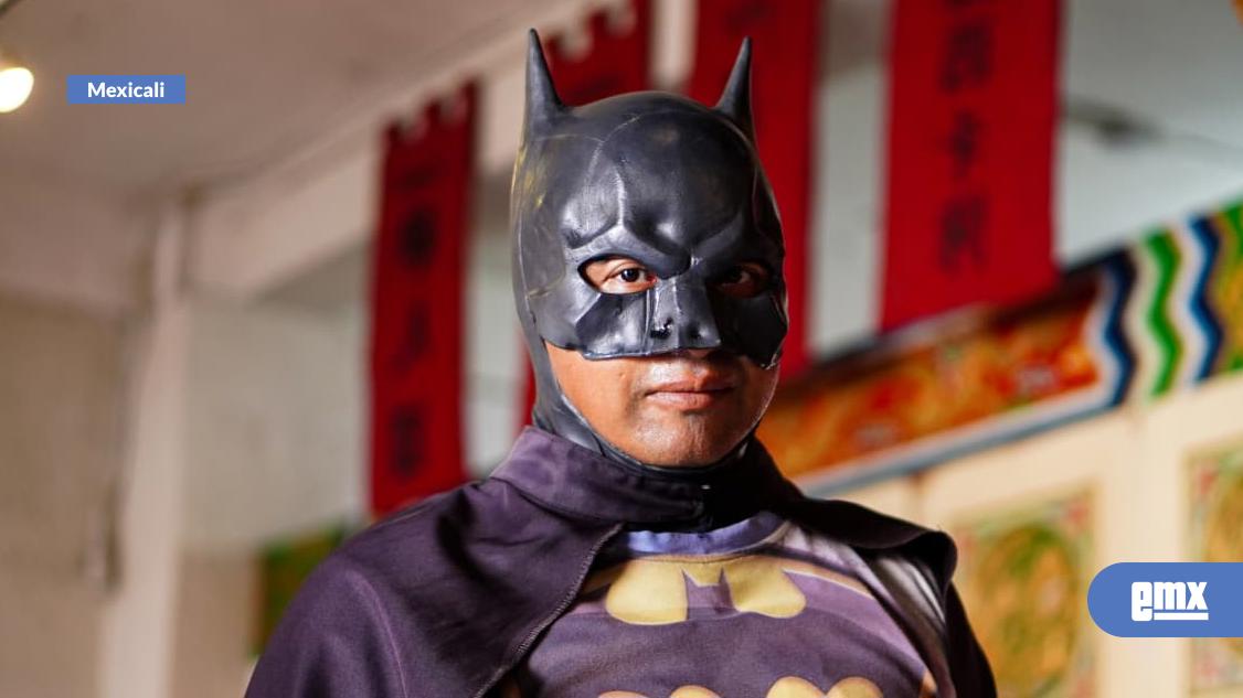 EMX-¡El-Batman-mexicano-llegó-a-Mexicali!-Recorre-el-país-a-pie-rumbo-a-los-10-mil-kilómetros