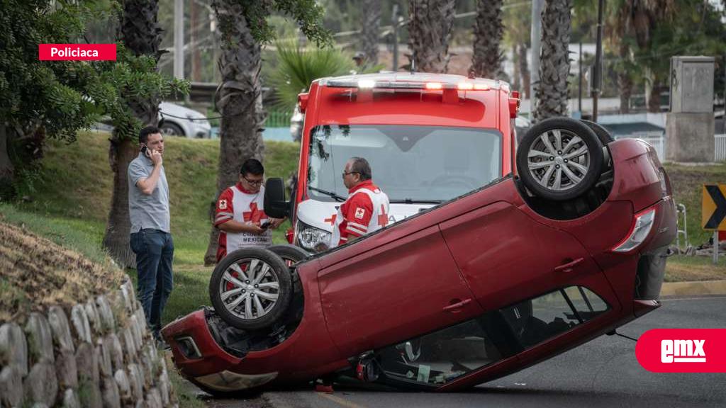 EMX-Vuelca-vehículo-en-gaza-de-la-colonia-20-de-Noviembre;-conductor-resulta-ileso