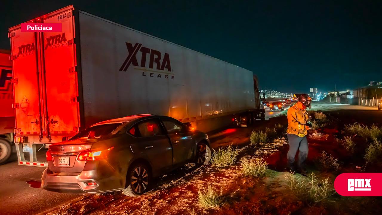 EMX-Tráiler arrastra varios metros a vehículo sobre la Vía Rápida Alamar 