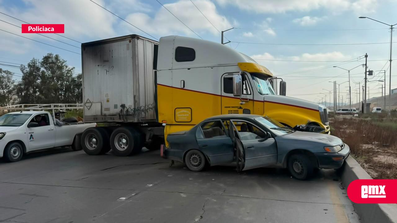 EMX-Choque-entre-tractocamión-y-automóvil-genera-tráfico-intenso-en-el-bulevar-2000