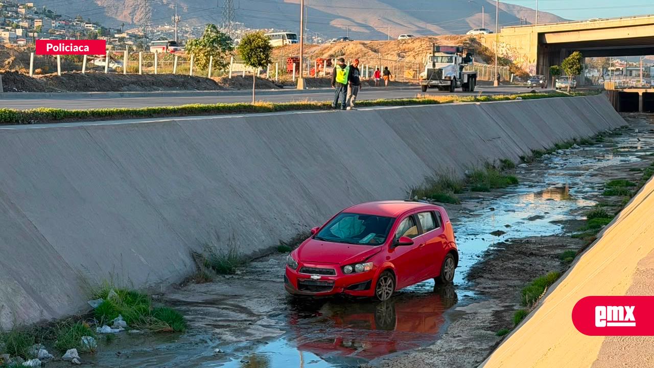 EMX-Conductora-pierde-el-control-y-cae-a-canalización-en-Tijuana