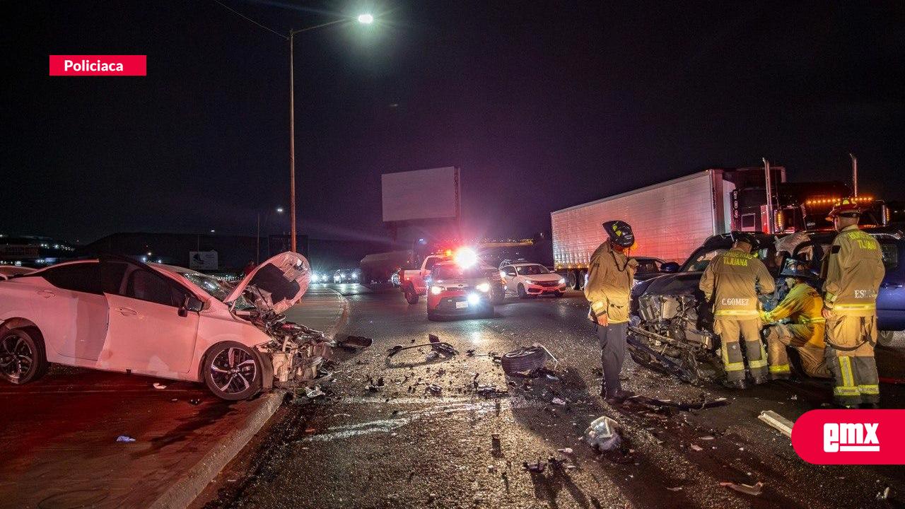 EMX-Aparatoso-choque-vehicular-deja-cuatro-personas-lesionadas-en-puente-Lazaro-Cárdenas