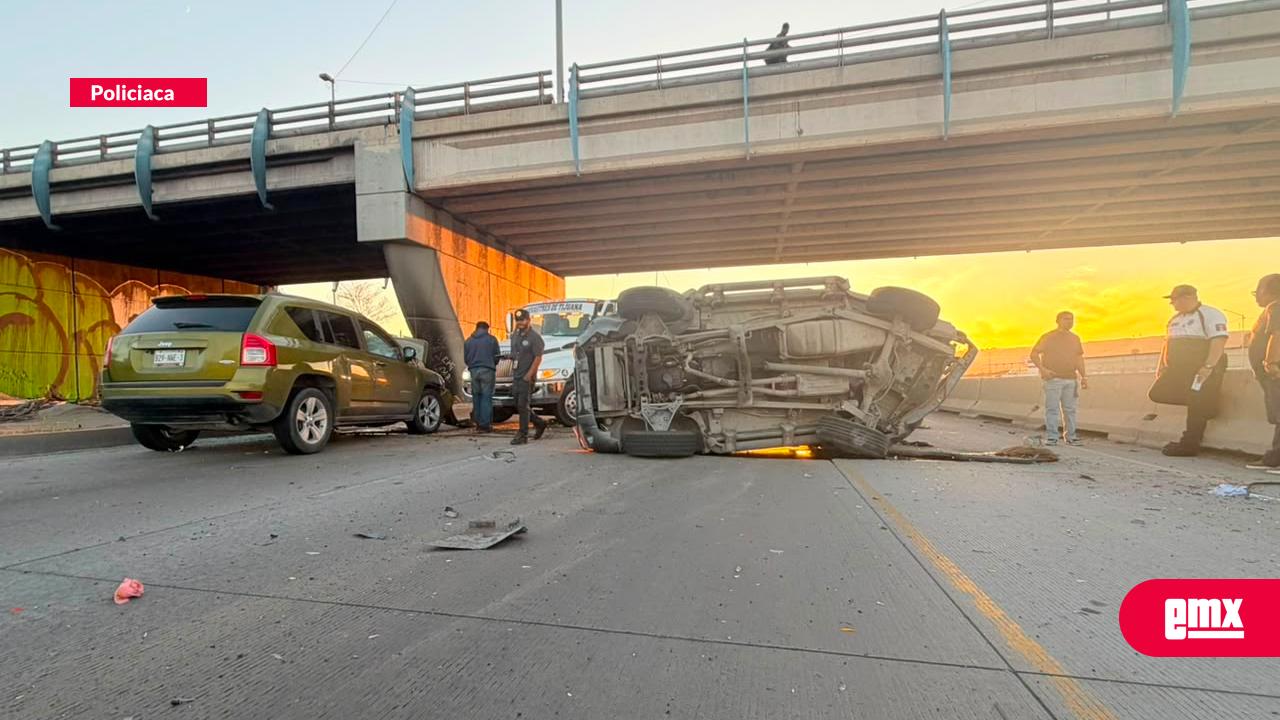 EMX-Aparatoso-accidente-termina-en-volcadura-sobre-la-Vía-Rápida-a-la-altura-de-El-Vergel