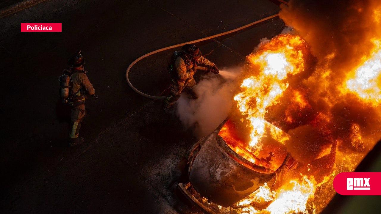 EMX-Se-incendia-vehículo-en-la-Ready-Lane