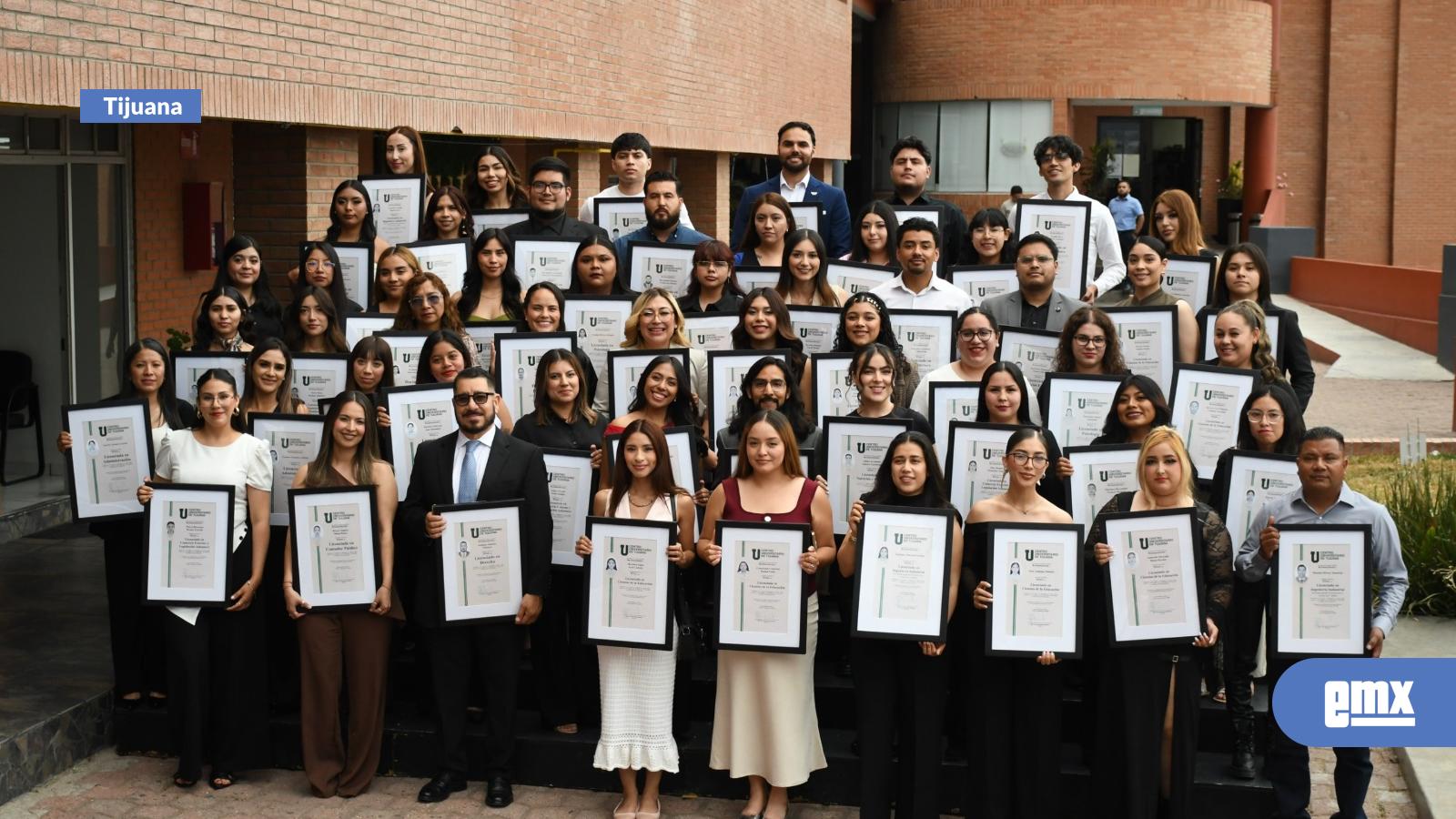 EMX-CUT-entrega-títulos-profesionales-a-egresados-de-Licenciatura-y-Posgrado