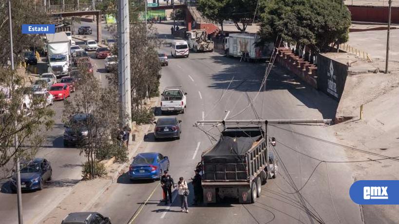 EMX-Camión-de-cerveza-derriba-poste-de-CFE-y-cables-de-tensión-caen-sobre-vehículos-en-Rosas-Magallón