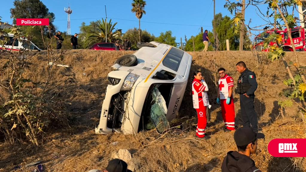 EMX-#Últimahora-|-Vuelca-Taxi-de-ruta-y-deja-varias-personas-lesionadas