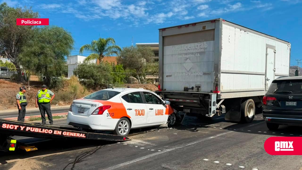 EMX-Taxi-Libre-se-impacta-contra-camión-y-deja-dos-lesionados