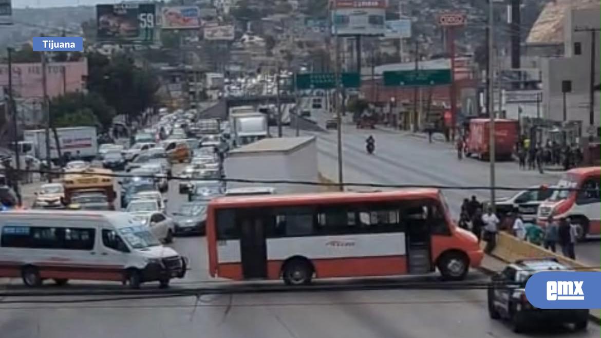 EMX-Transportistas-de-Altisa-bloquean-vialidades-y-generan-caos-en-Tijuana