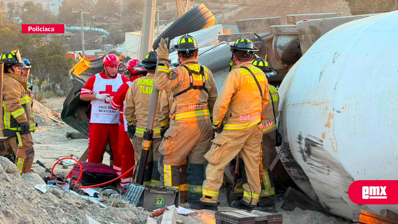 EMX-Fuerte accidente deja a conductor prensado tras volcadura de revolvedora