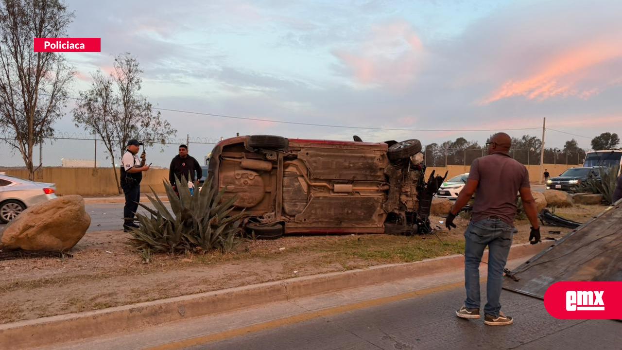 EMX-Choque vehicular en carretera Aeropuerto; tres autos involucrados 