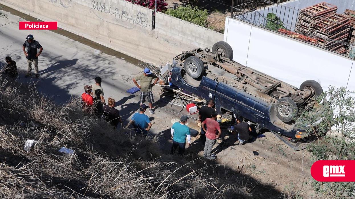 EMX-Menor-resulta-lesionada-tras-caer-camioneta-a-un-barranco-en-la-libre-Tijuana-Rosarito