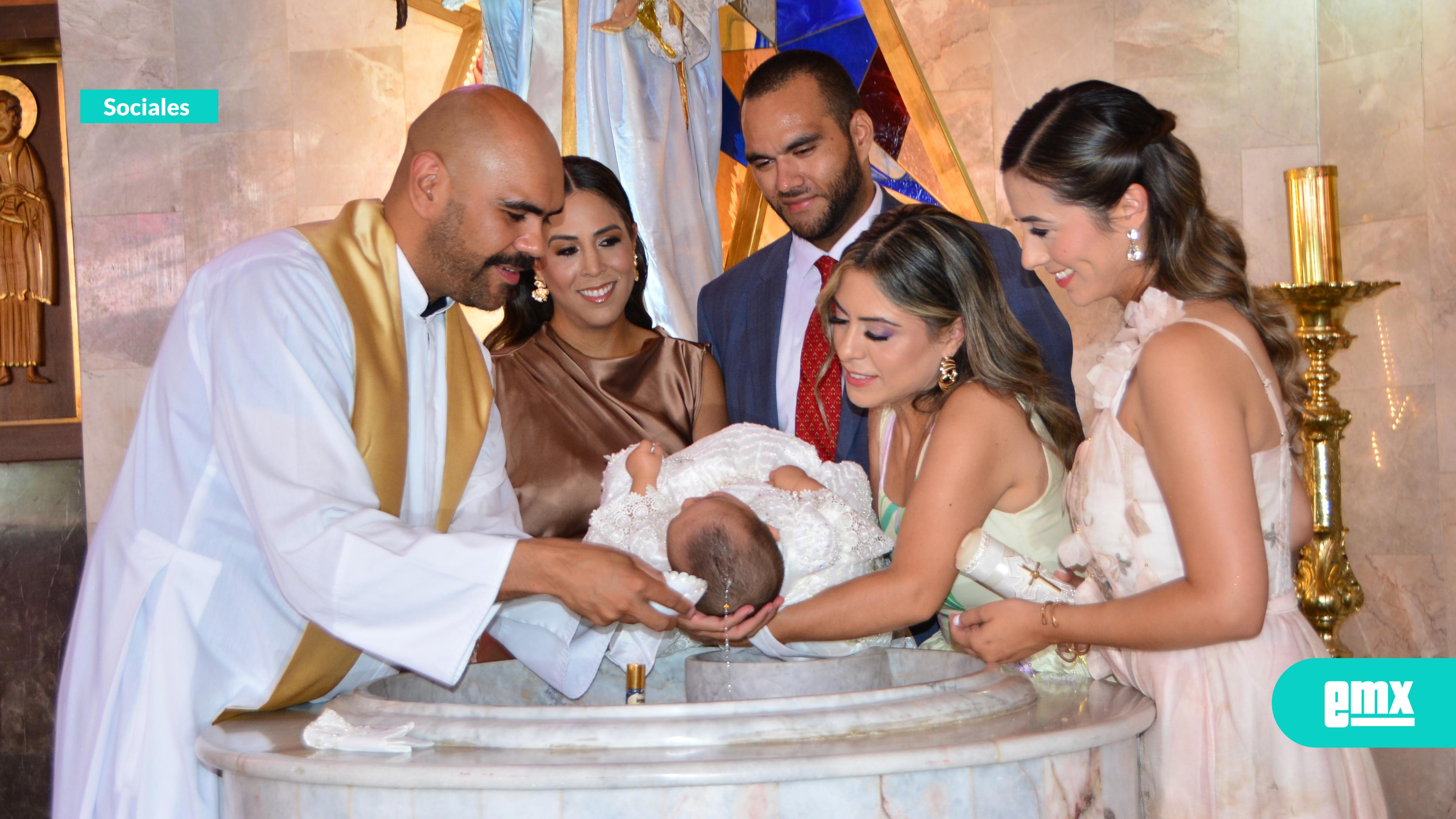EMX-Maya Valentina recibe el agua del bautismo