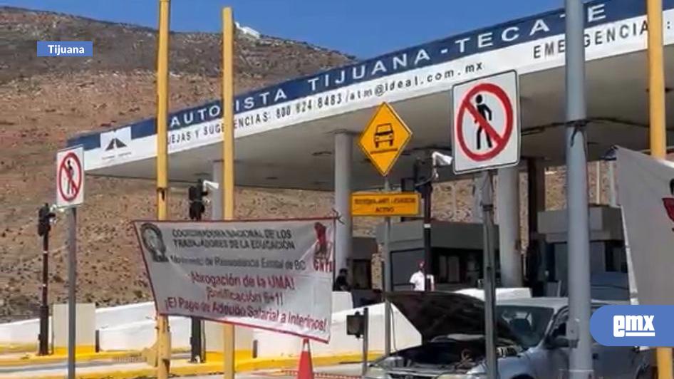 EMX-Libera CNTE la caseta Tijuana-Tecate en protesta por adeudos a maestros interinos