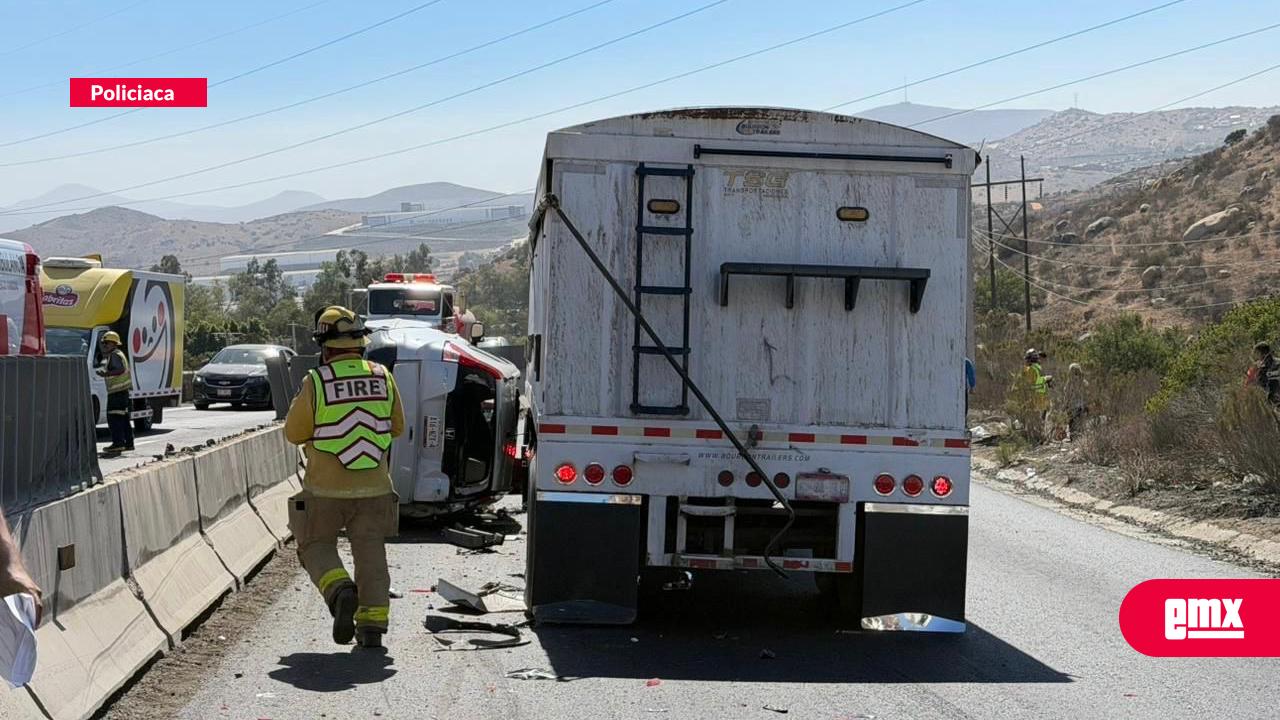 EMX-Tráiler-embiste-cuatro-vehículos-y-deja-siete-personas-lesionadas-en-carretera-Tecate-Tijuana