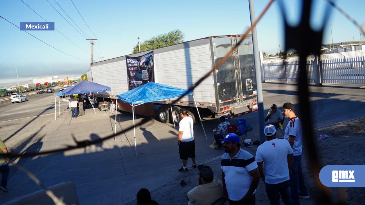 EMX-Choferes bloquean garita de Mexicali y amenazan con extender protesta