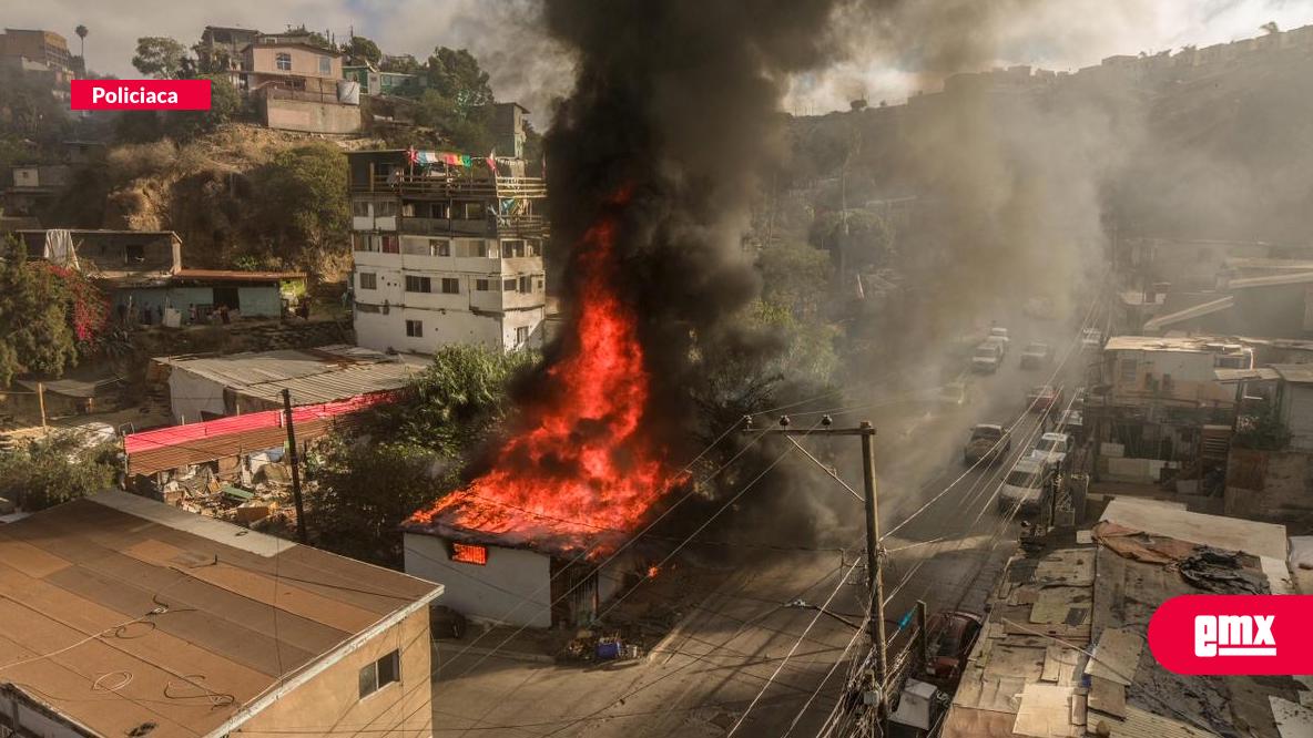 EMX-Fuerte-incendio-consume-domicilio-en-el-Cañón-Rubén-Amaya