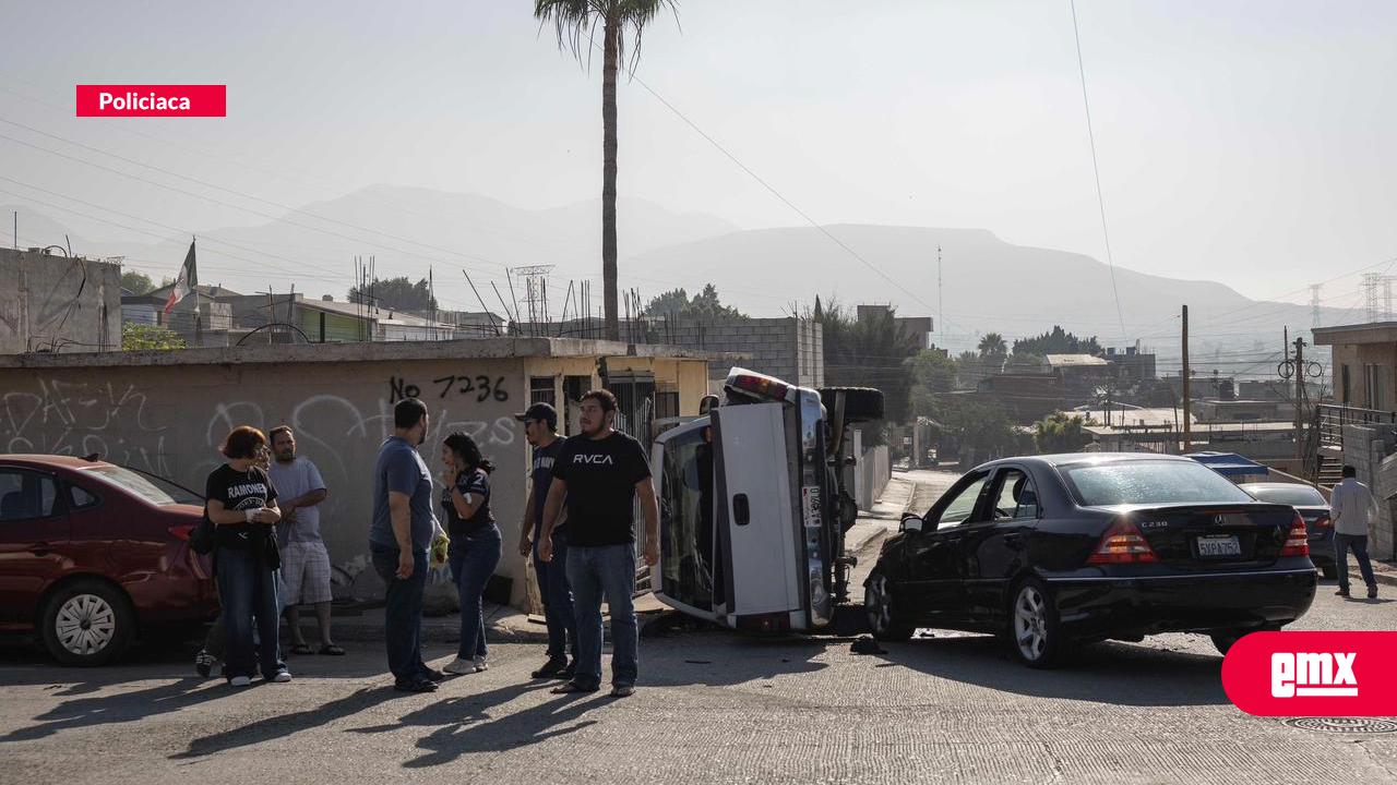 EMX-Fuerte-accidente-deja-tres-personas-lesionadas-tras-choque-y-volcadura-en-El-Pípila