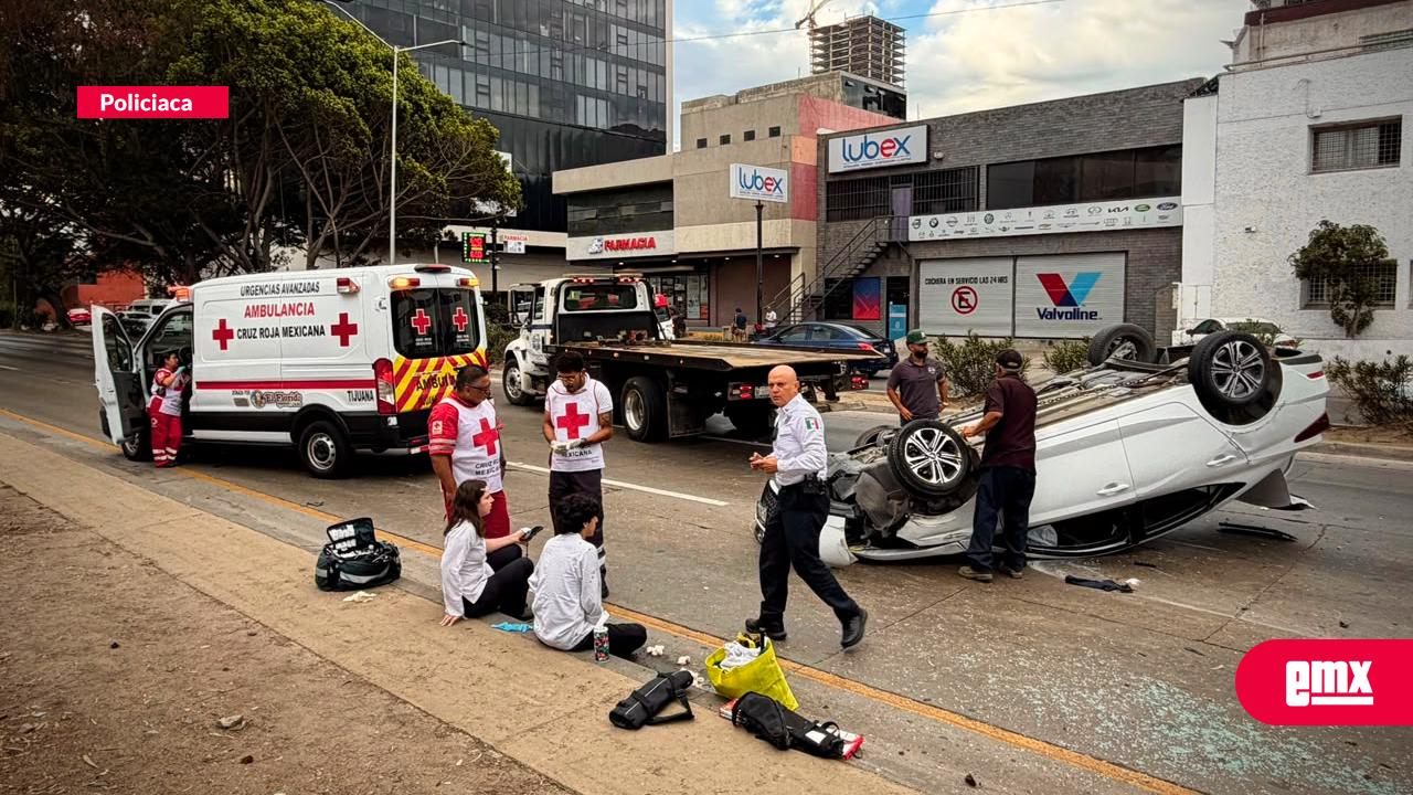 EMX-Accidente-vehicular-provoca-volcadura-en-la-Vía-Rápida-Poniente