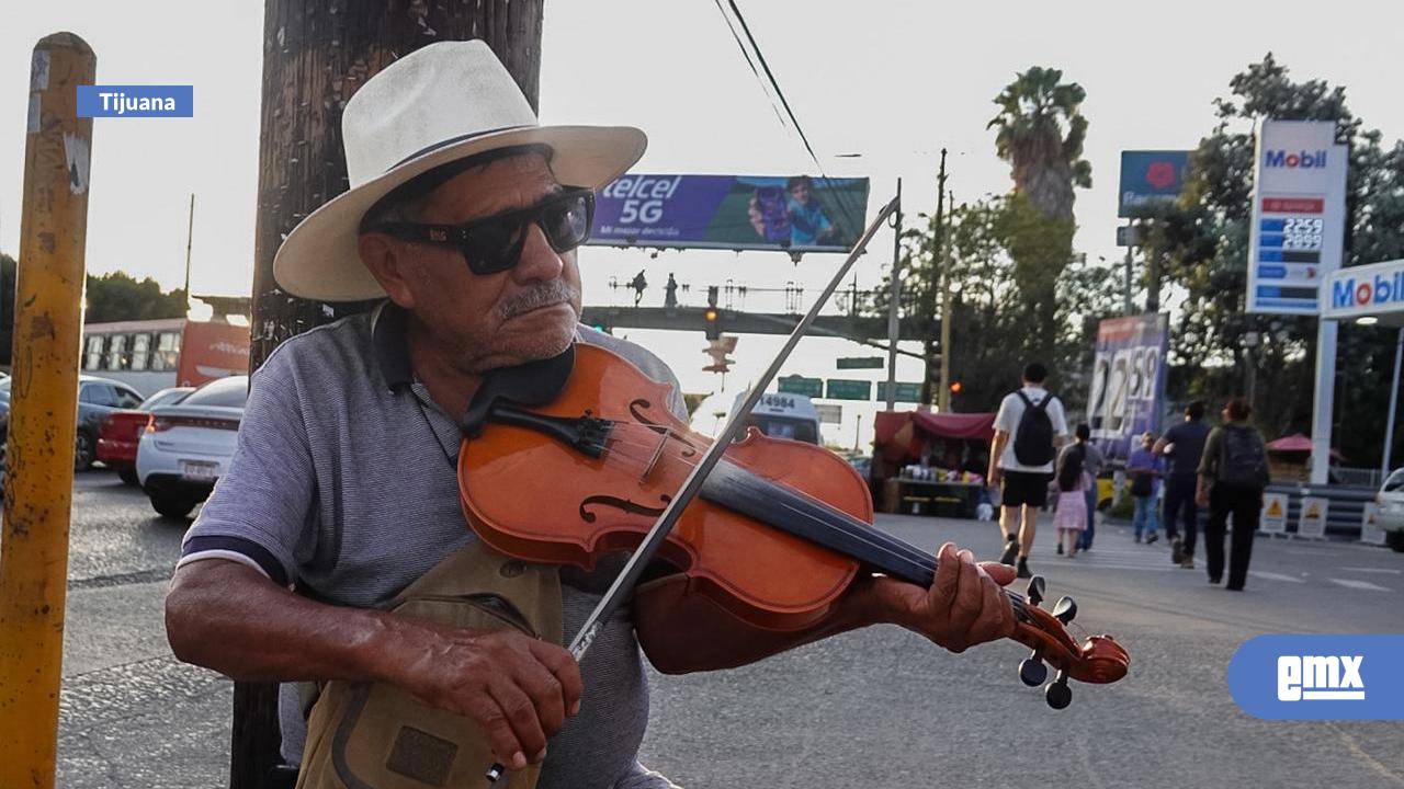 EMX-A-sus-67-años,-don-Juan-toca-el-violín-en-las-calles-de-Tijuana-para-salir-adelante