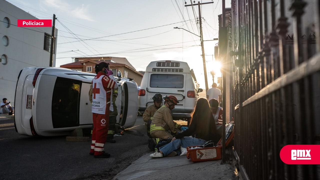 EMX-Vehículo-de-plataforma-termina-volcado-en-Playas-de-Tijuana
