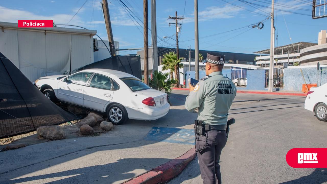 EMX-Conductor-pierde-el-control-y-choca-contra-barda-del-Aeropuerto-de-Tijuana
