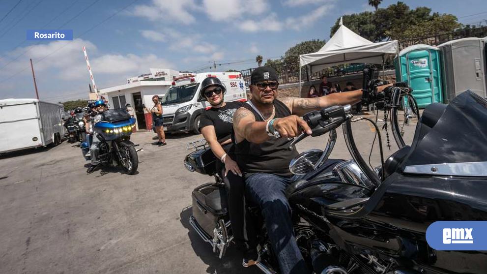 EMX-Bikers-llegan-a-Rosarito-para-regalar-sonrisas-y-juguetes-a-niños