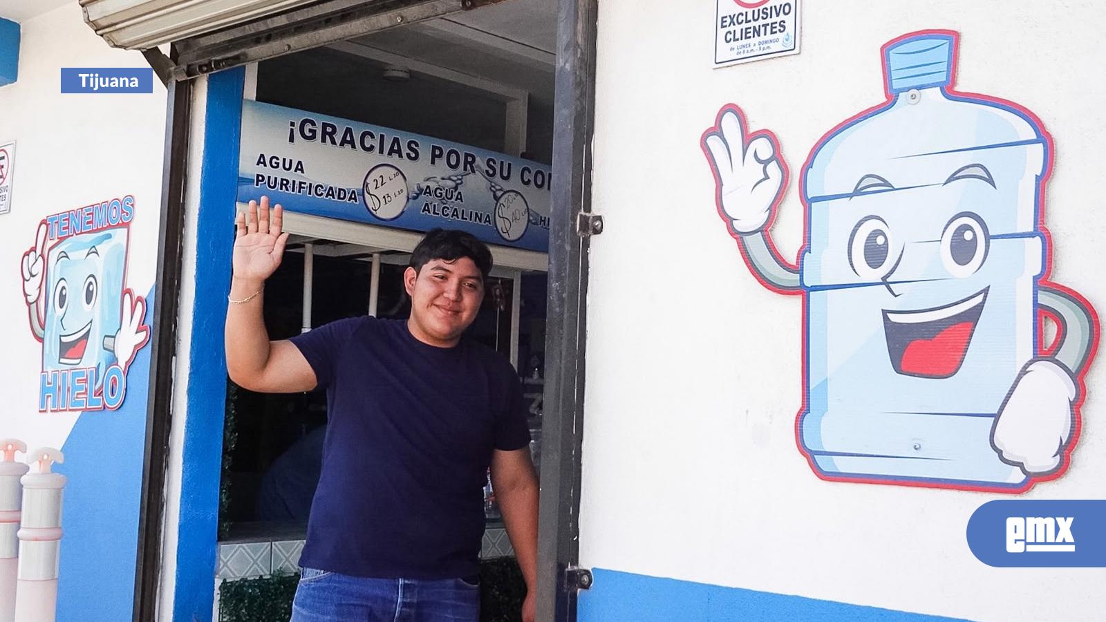 EMX-Purificadora-de-Villa-del-Real-ofrece-vasos-con-agua-gratis-por-intenso-calor