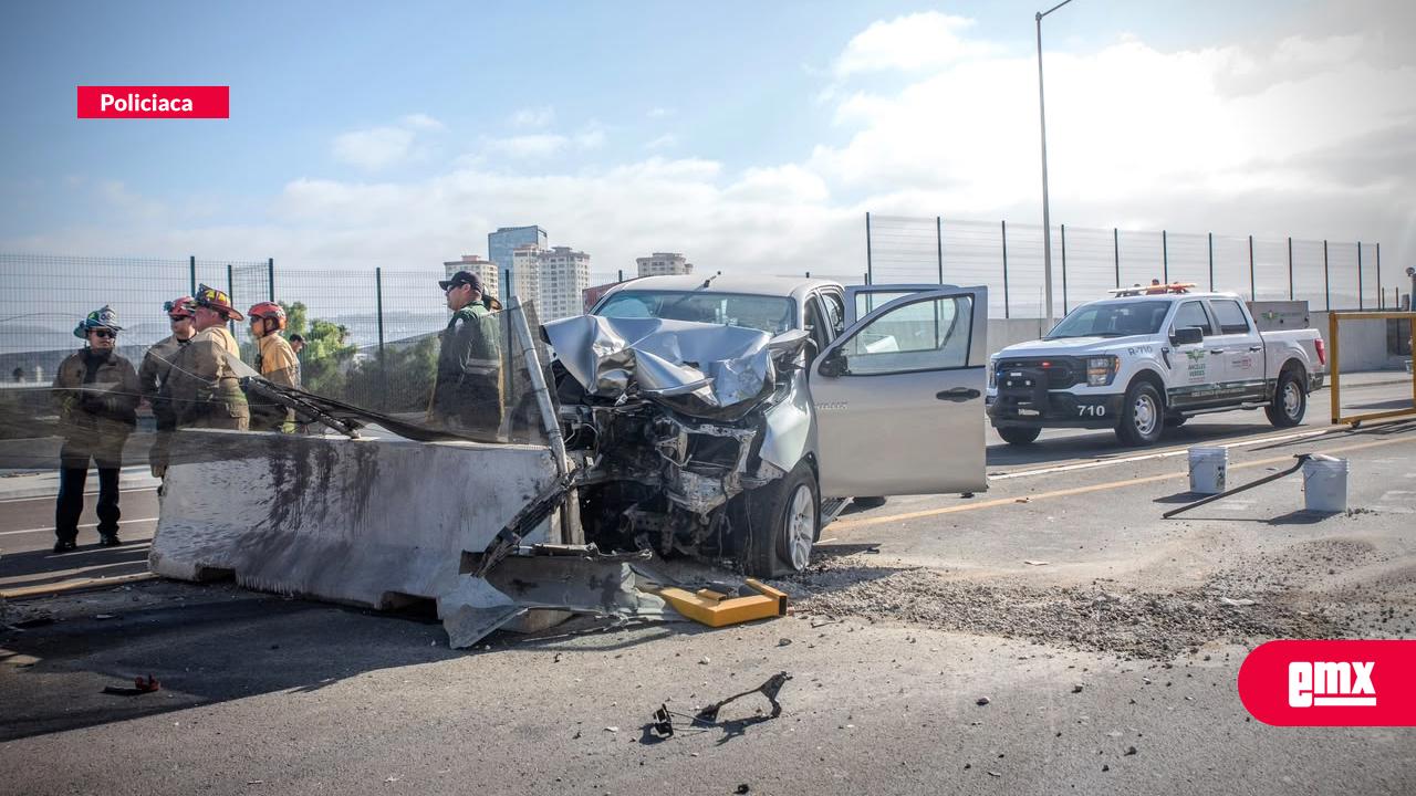 EMX-Aparatoso-accidente-en-viaducto-elevado;-mujer-resulta-lesionada