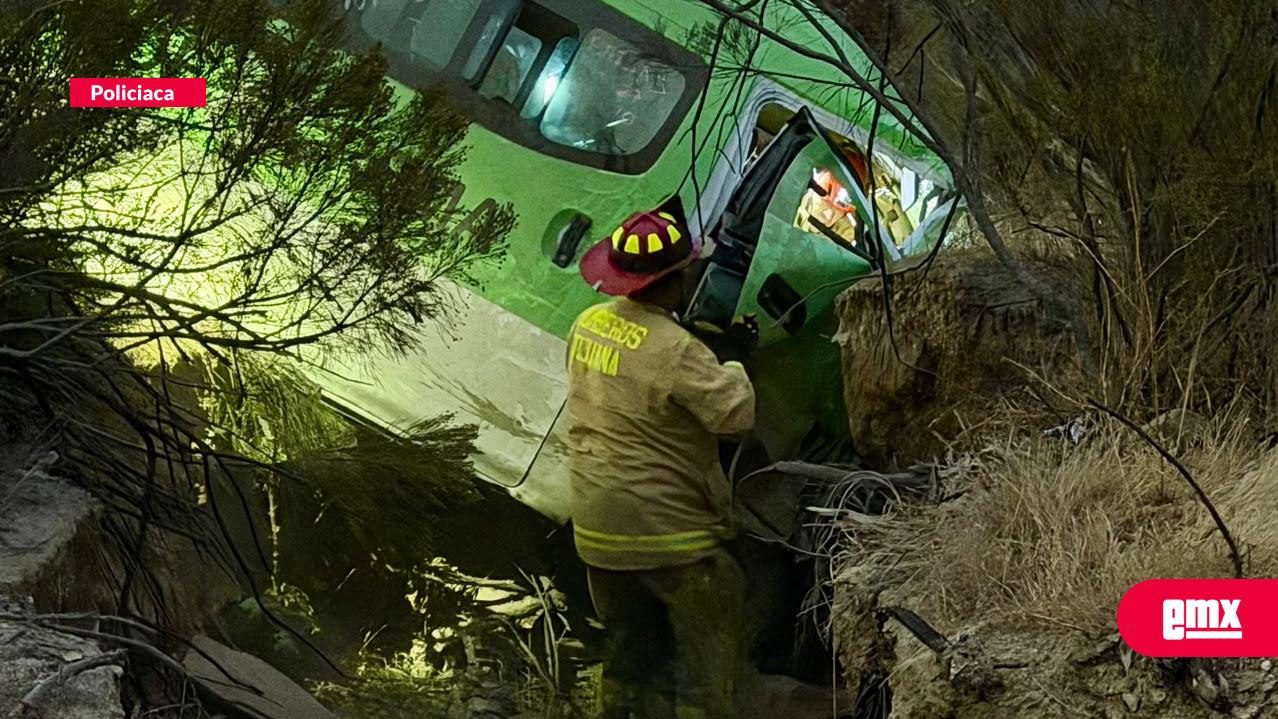EMX-Fuerte-accidente-deja-varios-heridos-en-el-bulevar-2000;-Taxi-cae-a-un-barranco