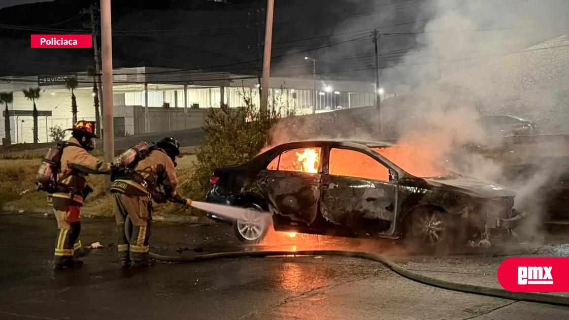EMX-Se-incendia-vehículo-abandonado-en-vialidad-en-bulevar-Manuel-J.-Clouthier